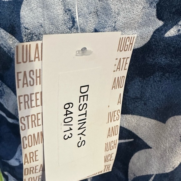 NWT LuLaRoe Destiny Floral Lace Sleeve Top - Blue and White - Picture 3 of 5